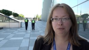 Iveta Kazoka tycker att det kan vara klokt att polisanmäla fuffens på sociala medier. Iveta Kazoka utanför Nationalbiblioteket i Lettland.