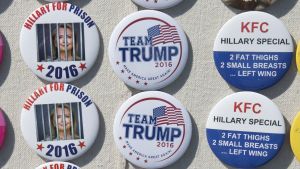 Donald Trumps presidentvalskampanj har använt slagordet "Hillary for prison" då de har talat om Clintons privata e-post. Kampanjprylar till salu under Donald Trumps valmöte.