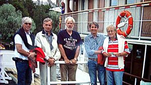 Gnäggetägaren Nalle Lindqvist (mitten) tillsammans med de gamla dj:arna Hasse Nyman, Peter Lindqvist, Kjell Ekholm och Jonte Gahnström. Gnäggetägaren Nalle Lindqvist (mitten) tillsammans med de gamla dj:arna Hasse Nyman, Peter Lindqvist, Kjell Ekholm och Jonte Gahnström.