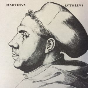 Också Martin Luther var teologie doktor. Här ser du honom iklädd doktorshatten. Observera: Inte bara påven har en lustig mössa. Lucas Cranach den äldre: Martin Luther med doktorshatt