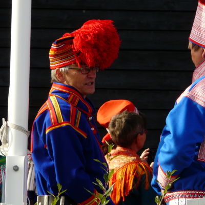 Samer klädda i samiska klädedräkter