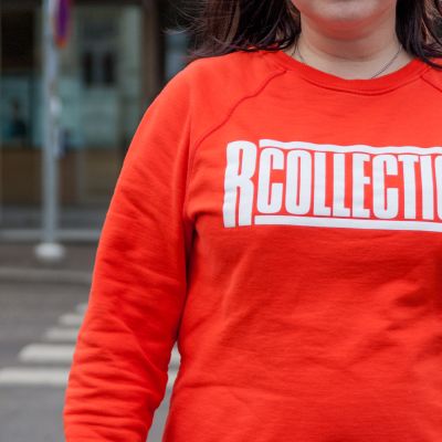 R-Collectionin college-paita naisen päällä. 