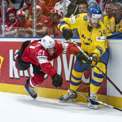 Ruotsin Mattias Ekholm ja Sveitsin Kevin Fiala taistelevat kiekosta.
