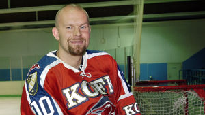 Karalahti var länge en HIFK-ikon – många såg inte med blida ögon då han senare flyttade till Jokerit. Jere Karalahti sitter på sargen iklädd en HIFK-tröja.