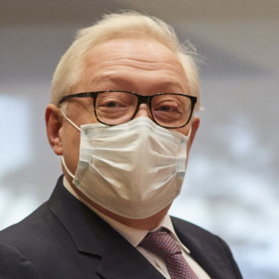 Rysslands vice utrikesminister Sergej Rjabkov i munskydd vid förhandlingar mellan USA och Ryssland i Genève den 10 januari 2022.
