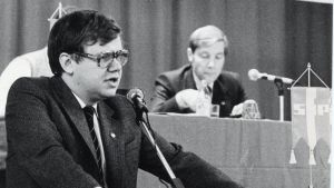 Christoffer Taxell på SFP:s partidag 1982. Pär Stenbäck i bakgrunden. Christoffer Taxell på SFP:s partidag 1982. I bakgrunden Pär Stenbäck.