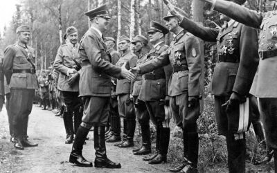Adolf Hitler hälsas med nazihälsning på Mannerheims 75-årsdag den 4 juni 1942.