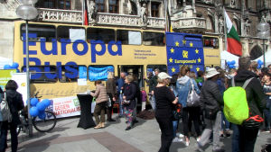 Europabussen utanför nya rådhuset i München. Europabussen utanför nya rådhuset i München.jpg