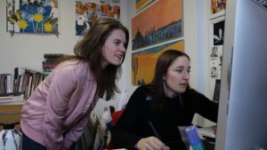 Jenny Lucander och Linda Bondestam i arbetsutrymmet på Kabelfabriken. Linda Bondestam illustrerar vid datorn tillsammans med Jenny Lucander