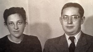 Den belgiska läkaren Walter Cohen med sin fru Rosi Cohen, två av dem som nästan blev utvisade den 6 november 1942. Här 1941. Den belgiska läkaren Walter Cohen med sin fru Rosi Cohen, två av dem som nästan blev utvisade den 6 november 1942. Här 1941.