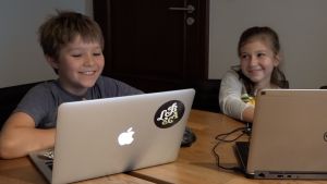 Staszek och Emilia. Staszek och Emilia tycker om att lära sig om smoggen genom att programmera ett eget spel.