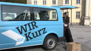 I Salzburg försöker ÖVP övertyga de fortfarande osäkra väljarna. En kampanjbil med valreklam för Sebastian Kurz.