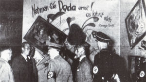 Adolf Hitler besöker den så kallade dada-väggen på utställningen Entartete Kunst i München 1937 Adolf Hitler besöker den så kallade dada-väggen på utställningen Entartete Kunst i München 1937