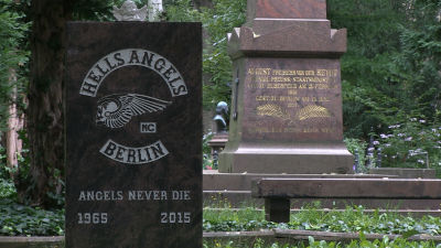 Gravsten med motorcykelgänget Hells Angels logo