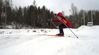En pojke på skidor kommer till en gupp.