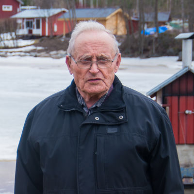 Olof Ehnström framför en istäckt havsvik