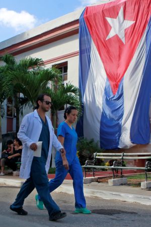 Över 8 000 kubanska läkare arbetar i Brasilien som bäst. Det är tillsvidare oklart när de tas hem Över 8 000 kubanska läkare arbetar i Brasilien som bäst, det är tills vidare oklart när de tas hem