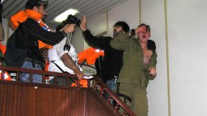 Vid den första ”Ship to Gaza” bordades turkiska ”Mavi Marmari” av israeliska kommandosoldater, men tre togs till fånga av aktivisterna. - De trodde vi skulle slita dem i stycken, berättar maskinisten Kevin Neish, som nu är med på ”Marianne av Göteborg”. Vid den första ”Ship to Gaza” bordades turkiska ”Mavi Marmari” av israeliska kommandosoldater, men tre tog tillfånga av aktivisterna.