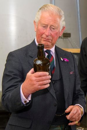 Storbritanniens prins Charles granskar whisky från Skottland som kommer att drabbas av höjda tariffer i USA Storbritanniens prins Charles granskar whisky från Skottland som kommer att drabbas av höjda tariffer i USA