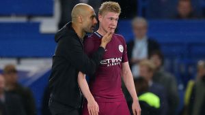Pep "peppar" sin segerskytt, Kevin De Bruyne. Pep Guardiola och Kevin De Bruyne i samtal.