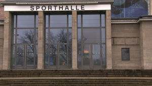 i DDR var användningen av dopning satt i system. Det hade ödesdigra följder för många idrottare. Ingång till en sporthall i Tyskland. Ovanför dörren står det Sporthalle.