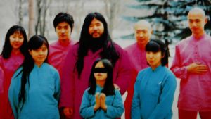 Arkivbild på kultledaren Shoko Asahara med bland annat sin hustru Tomoko (främre raden till vänster) och dottern Archery (i mitten). Arkivbild på kultledaren Shoko Ashara med bland annat sin hustru Tomoko (främre raden till vänster) och dottern Archery (i mitten).