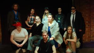 Några minuter till genrep: I bakre raden Valter Östberg, Anni Vaenerberg, Petra Bussman, Simona Roth och Josefina Rasinkangas. Främre raden från vänster: Karolina Rasinkangas, Annika Tuomi, Elisabeth Diljaj och Rose-Marie Wilson. Längst framme sitter Hamlet, Svante Lindholm. Hamlet-ensemblen från Studentteatern i Åbo.
