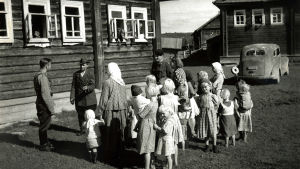 Pekka Tiilikainen nauhoitusmatkalla Kuujärvellä (1942).