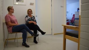 Väntrummet är litet - men kötiden är vanligtvis kort. Två kvinnor sitter i ett väntrum i Dalsbruk nya närservicepunkt.
