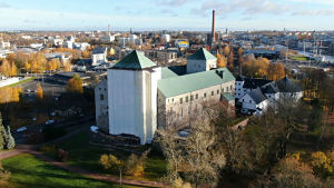 Västra tornet renoveras som bäst och kan inte besökas. Åbo slott sett från luften. Det västra tornet är inpackat i vit plast för att repareras.