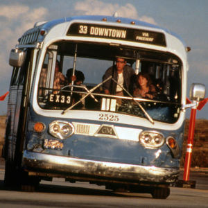 Nej, det är inte lätt att köra 80 km/h med en buss genom Los Angeles. Actionscen från filmen Speed 1994.