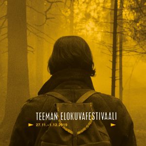Reppuselkäinen hahmo takaapäin nähtynä sumuisessa metsässä. Teeman elokuvafestivaali 2019 -profiilikuva.