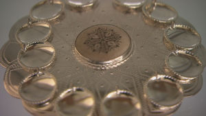 Silver och renhorn är vanliga material inom samisk smyckeskonst. Samisk smyckeskonst i silver och renhorn.