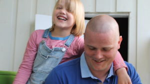 Familjen Hjulfors bor i Esse. Krister Hjulfors skrattar med dotter och hund