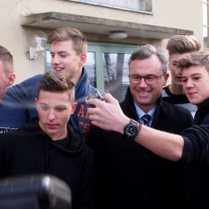 Oikeistopopulistisen FPÖ:n presidenttiehdokas päätyy teinien selfiekuviin.