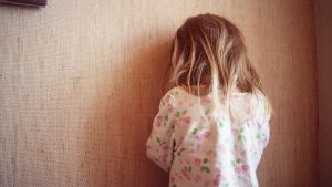 Psykiskt våld hör till de mest accepterade formerna av våld. Barn som gömmer sig mot en vägg