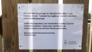 Bland annat Centrumplan i Ekenäs är stängd tillsvidare. En skylt som förbjuder användning av sportplanen.