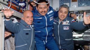 Världens första rymdturist, amerikanen Dennis Tito (t.v.) Världens första rymdturist Dennis Tito på rymdstationen.