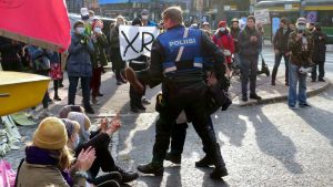 Enligt polisen räckte inte resurserna till för att bära bort alla demonstranter en efter en under klimatdemonstrationen förra helgen. klimat, manifestation, demonstration