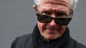 Pekka Ruuska on asunut lapsuutensa Helsingissä. Hän kuunteli isänsä kanssa Count Basie Orchestraa ja Benny Goodmania. Pekka Ruuska aurinkolasit silmillään.