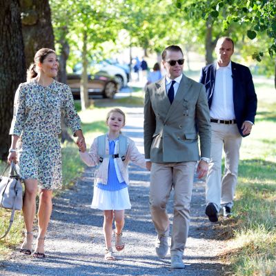 Kruununprinsessa Victoria ja prinssi Daniel saattavat tytärtään, prinsessa Estelleä kouluun prinsessan ensimmäisenä koulupäivänä.