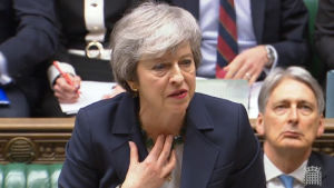 Theresa May tappade rösten - och försökte göra sig hörd i det stökiga brittiska parlamentet En hes Theresa May talar till brittiska parlamentet efter röstningen om brexit 13.3.2019.