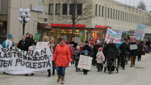 Keravalla järjestetty mielenosoitus helmikuussa 2014 lapsiin kohdistuvia säästöleikkauksia vastaan