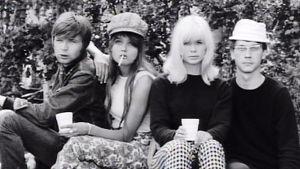 Neljä nuorta pääosanesittäjää elokuvassa Käpy selän alla (1966).