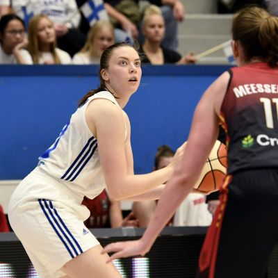 Helmi Tulonen (vas.) valmistautuu heittämään vastassaan Belgian Emma Meesseman koripallon naisten EM-karsintaottelussa Suomi - Belgia Espoossa 17. marraskuuta 2019