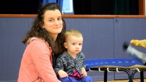 Amy Lindroos kommer framför allt ihåg kärleken till barnet den första tiden. Amy Lindroos sitter på golvet med sin 3-åriga dotter i famnen.
