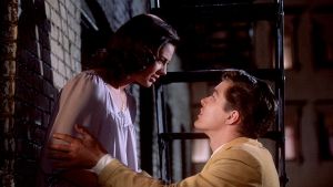 Maria (Natalie Wood) ja Tony (Richard Beymer) tapaavat luvattomasti Marian ikkunalla elokuvassa West Side Story