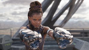 Shuri (Letitia Wright) är forskaren som även kan slåss. Närbild på Shuri (Letitia Wright) när hon slåss.