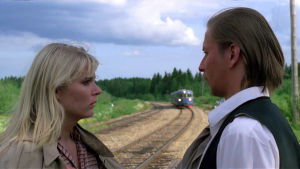 Pirkko Hämäläinen ja Matti Pellonpää elokuvassa Arvottomat (1982).