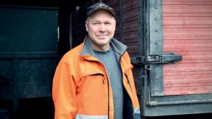 Kjell Lindman slipper torka havren på gården om han för den ner till Dalsbruks hamn i fortsättningen. Kjell Lindman framför några traktorvagnar.